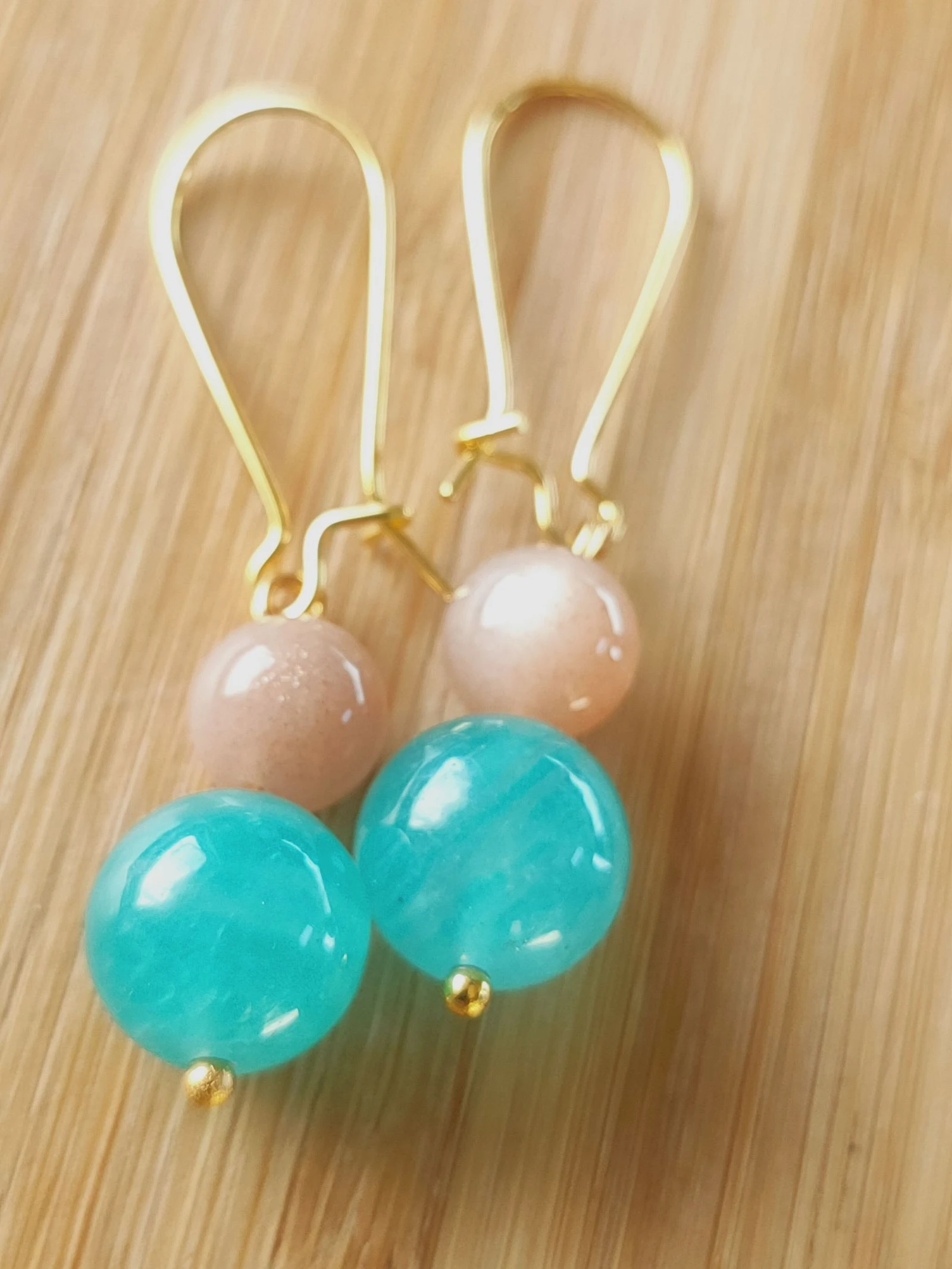 Une paire de boucles d'oreilles en amazonite et Pierre de Lune